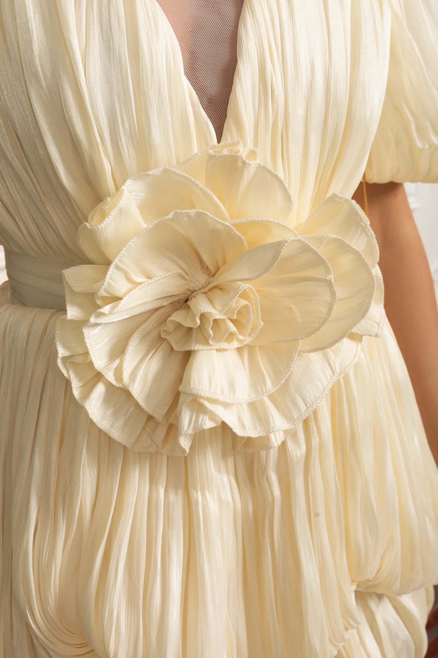 Pleated Puff-Sleeve Mini Dress with Oversized Flower - Ivoire