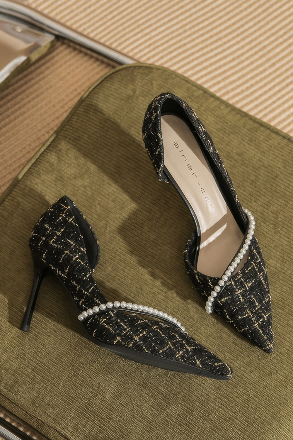 Pointed Pumps with Pearl Strap and Tweed Finish - Black