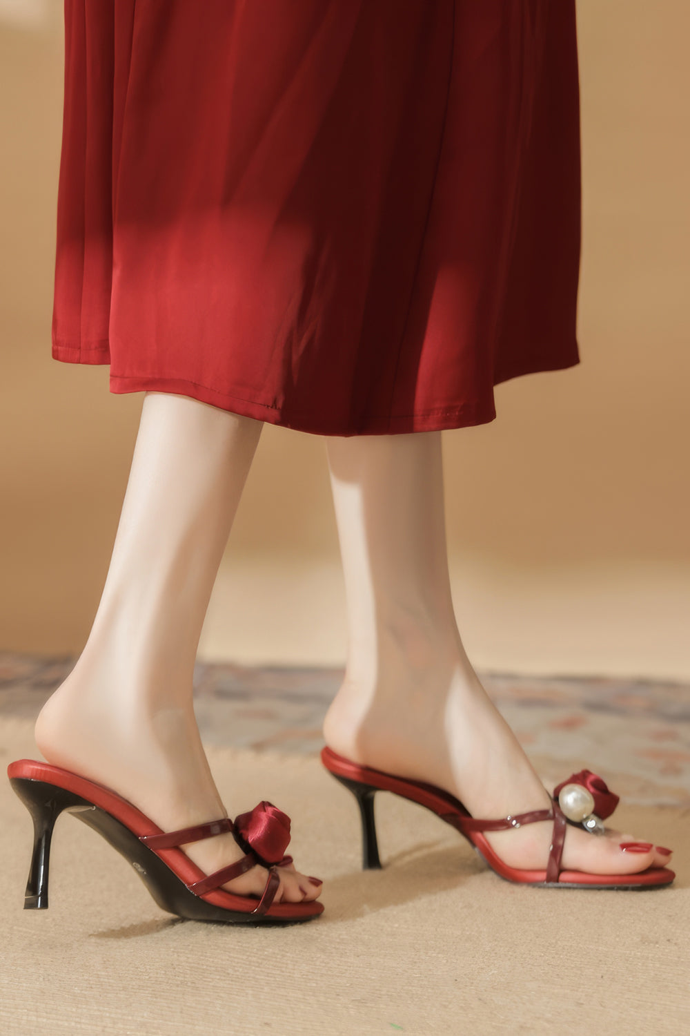 Heeled Sandals with Rose and Pearl Details - Red