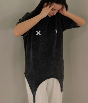 Asymmetrical Hem Graphic T-Shirt with Metal Ring Details - Dark Gray